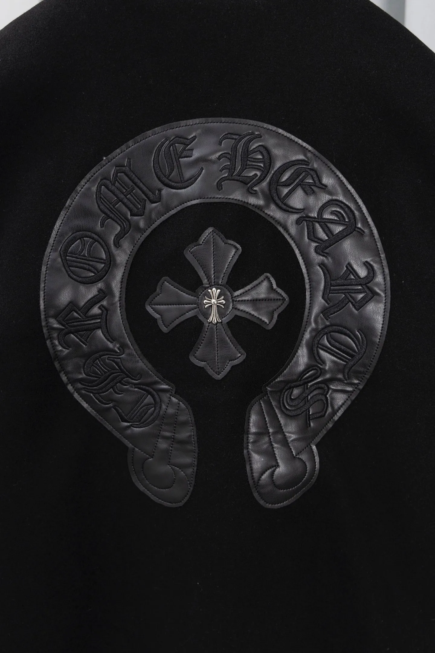 P370 Model No.: S015 Chromehearts/Cro Hearts Cross Embroidered Letters Leather Sleeves Spliced ​​Baseball Jacket Channel Boutique The most popular baseball jacket among fashionable men and fashionable women. There are versions at all levels in the market (you must compare the details). The most powerful quality control has been producing and researching baseball uniforms for 7 years. The details are exquisite. With it, you are the most beautiful boy in the world. The paint-coated full-face four-button buckle (button with LOGO), the average weight of the fabric is nearly 900 grams, and it is made of wool + eyeliner blended, custom-woven and dyed wool with high color fastness. The lining is made of silky and delicate cupro fiber! The texture is thick, the color is more uniform and beautiful, and the sharp edges and corners are full of three-dimensionality, showing laziness, casualness, and youthful vitality! Color: Black Navy Size: S-XL